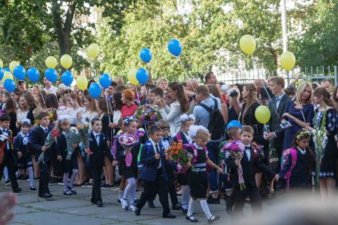 Ukraine.Kiev - 1 Eylül 2016. Birinci sınıf öğrencileri ve diğer studen