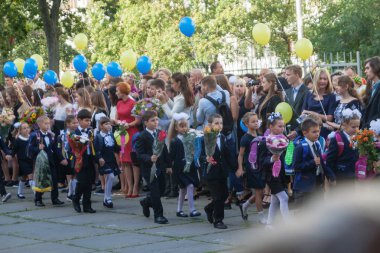 Ukraine.Kiev - 1 Eylül 2016. Birinci sınıf öğrencileri ve diğer studen