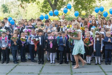 Ukraine.Kiev - 1 Eylül 2016. Birinci sınıf öğrencileri ve diğer studen