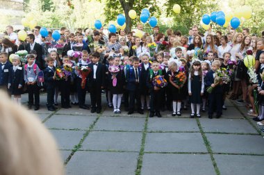 Ukraine.Kiev - 1 Eylül 2016. Birinci sınıf öğrencileri ve diğer studen