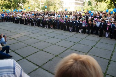 Ukraine.Kiev - 1 Eylül 2016. Birinci sınıf öğrencileri ve diğer studen