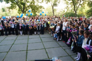 Ukraine.Kiev - 1 Eylül 2016. Birinci sınıf öğrencileri ve diğer studen