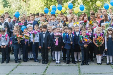 Ukraine.Kiev - 1 Eylül 2016. Birinci sınıf öğrencileri ve diğer studen