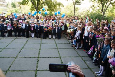 Ukraine.Kiev - 1 Eylül 2016. Birinci sınıf öğrencileri ve diğer studen