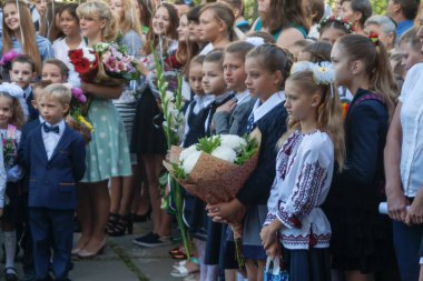 Ukraine.Kiev - 1 Eylül 2016. Birinci sınıf öğrencileri ve diğer studen