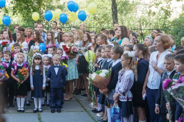 Ukraine.Kiev - 1 Eylül 2016. Birinci sınıf öğrencileri ve diğer studen