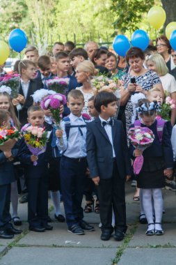 Ukraine.Kiev - 1 Eylül 2016. Birinci sınıf öğrencileri ve diğer studen