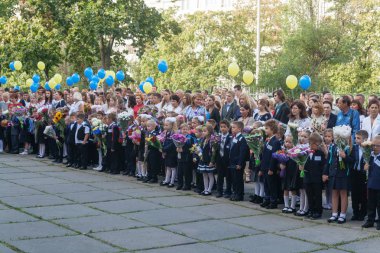 Ukraine.Kiev - 1 Eylül 2016. Birinci sınıf öğrencileri ve diğer studen