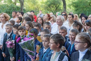 Ukraine.Kiev - 1 Eylül 2016. Birinci sınıf öğrencileri ve diğer studen