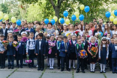 Ukraine.Kiev - 1 Eylül 2016. Birinci sınıf öğrencileri ve diğer studen