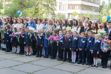 Ukraine.Kiev - 1 Eylül 2016. Birinci sınıf öğrencileri ve diğer studen