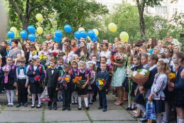 Ukraine.Kiev - 1 Eylül 2016. Birinci sınıf öğrencileri ve diğer studen