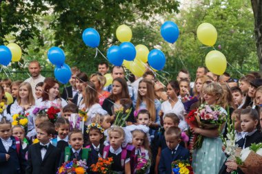 Ukraine.Kiev - 1 Eylül 2016. Birinci sınıf öğrencileri ve diğer studen