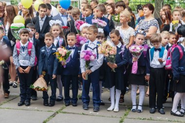 Ukraine.Kiev - 1 Eylül 2016. Birinci sınıf öğrencileri ve diğer studen