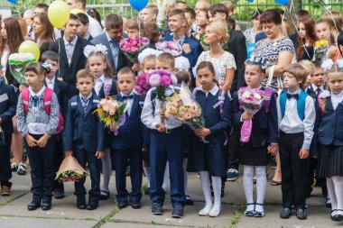 Ukraine.Kiev - 1 Eylül 2016. Birinci sınıf öğrencileri ve diğer studen