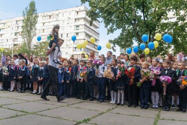 Ukraine.Kiev - 1 Eylül 2016. Birinci sınıf öğrencileri ve diğer studen