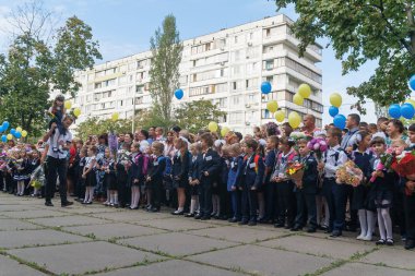 Ukraine.Kiev - 1 Eylül 2016. Birinci sınıf öğrencileri ve diğer studen