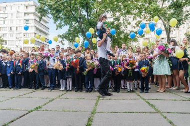 Ukraine.Kiev - 1 Eylül 2016. Birinci sınıf öğrencileri ve diğer studen