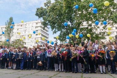 Ukraine.Kiev - 1 Eylül 2016. Birinci sınıf öğrencileri ve diğer studen