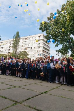 Ukraine.Kiev - 1 Eylül 2016. Birinci sınıf öğrencileri ve diğer studen