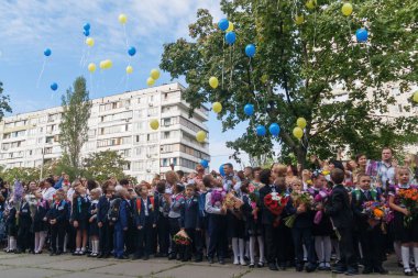 Ukraine.Kiev - 1 Eylül 2016. Birinci sınıf öğrencileri ve diğer studen