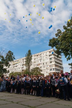Ukraine.Kiev - 1 Eylül 2016. Birinci sınıf öğrencileri ve diğer studen