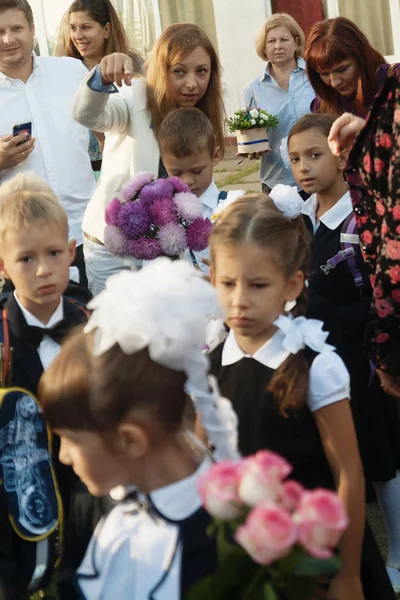 Ukraine.Kiev - 1 Eylül 2016. Birinci sınıf öğrencileri ve diğer studen