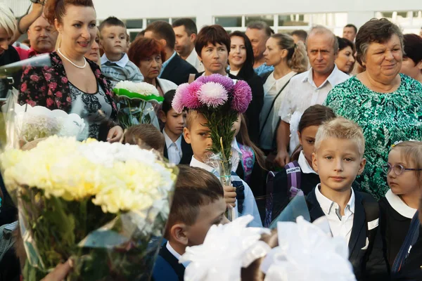 Ukraine.Kiev - 1 September 2016. Första-klassare och andra studen — Stockfoto