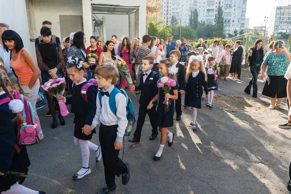 Ukraine.Kiev - 1 Eylül 2016. Birinci sınıf öğrencileri ve diğer studen