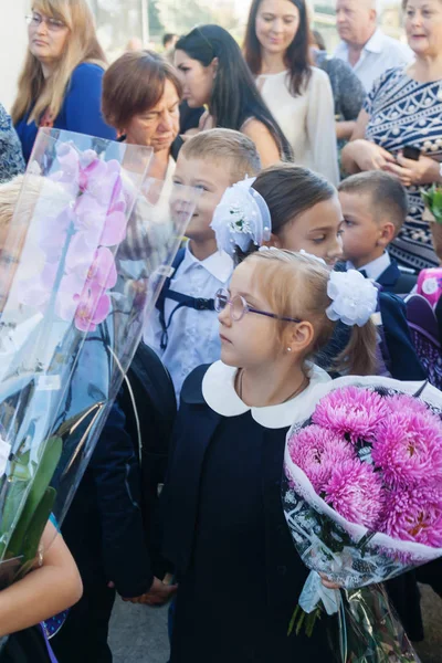 Ukraine.Kiev - 1 Eylül 2016. Birinci sınıf öğrencileri ve diğer studen