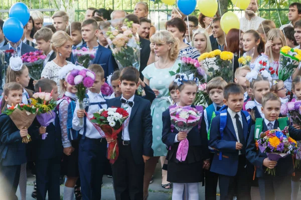 Ukraine.Kiev - 1 Eylül 2016. Birinci sınıf öğrencileri ve diğer studen