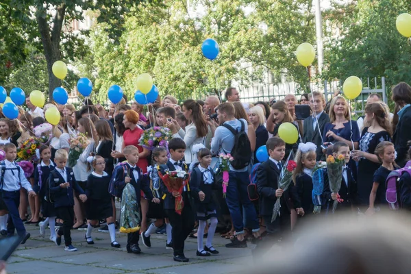 Ukraine.Kiev - 1 Eylül 2016. Birinci sınıf öğrencileri ve diğer studen