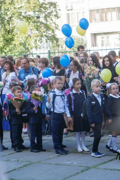 Ukraine.Kiev - 1 Eylül 2016. Birinci sınıf öğrencileri ve diğer studen