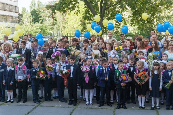 Ukraine.Kiev - 1 Eylül 2016. Birinci sınıf öğrencileri ve diğer studen