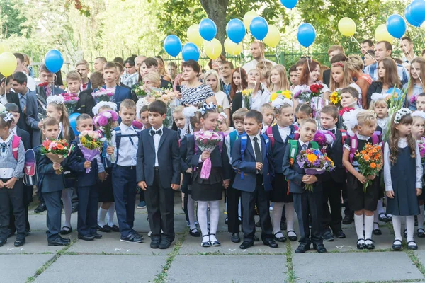 Ukraine.Kiev - 1 Eylül 2016. Birinci sınıf öğrencileri ve diğer studen