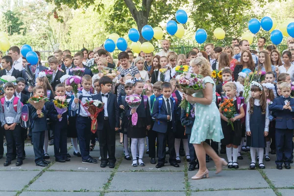 Ukraine.Kiev - 1 вересня 2016. Першокласників та інші studen — стокове фото