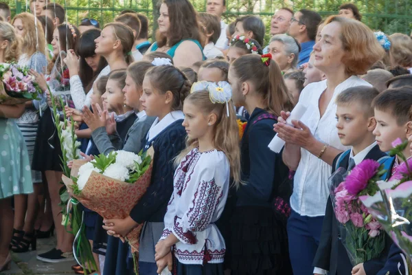 Ukraine.Kiev - 1 Eylül 2016. Birinci sınıf öğrencileri ve diğer studen