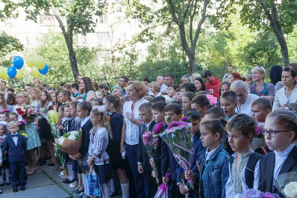 Ucrania.Kiev - 1 de septiembre de 2016. Estudiantes de primer grado y otros estudiantes — Foto de Stock