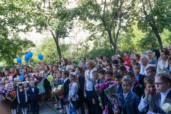 Ukraine.Kiev - 1 Eylül 2016. Birinci sınıf öğrencileri ve diğer studen
