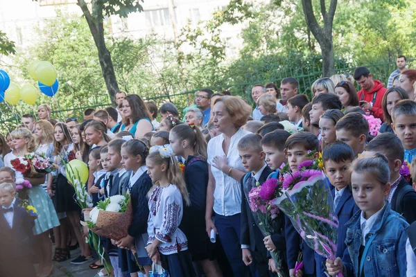 Ukraine.Kiev - 1 Eylül 2016. Birinci sınıf öğrencileri ve diğer studen