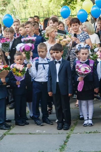 Ukraine.Kiev - 1er septembre 2016. Élèves de première année et autres élèves — Photo