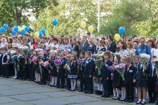 Ukraine.Kiev - 1 Eylül 2016. Birinci sınıf öğrencileri ve diğer studen