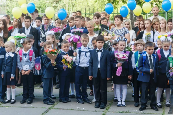 Ucrania.Kiev - 1 de septiembre de 2016. Estudiantes de primer grado y otros estudiantes — Foto de Stock