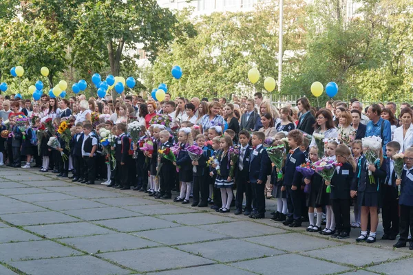 Ukraine.Kiev - 1 Eylül 2016. Birinci sınıf öğrencileri ve diğer studen