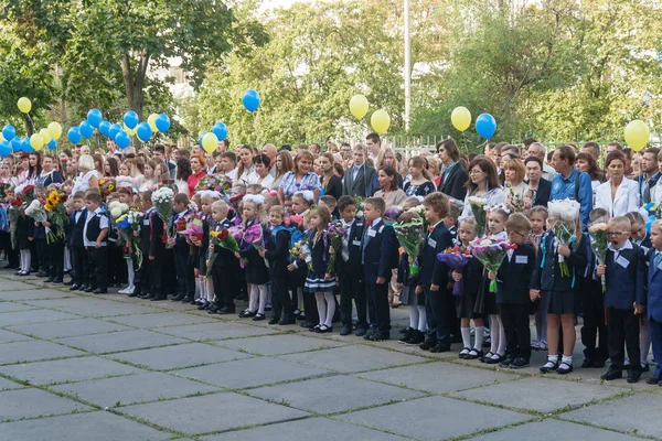 Ucrania.Kiev - 1 de septiembre de 2016. Estudiantes de primer grado y otros estudiantes — Foto de Stock