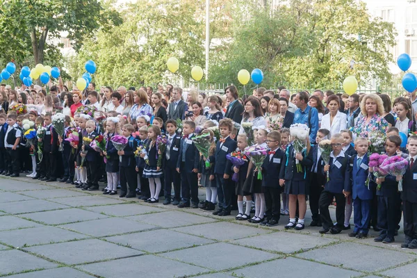 Ucrania.Kiev - 1 de septiembre de 2016. Estudiantes de primer grado y otros estudiantes — Foto de Stock