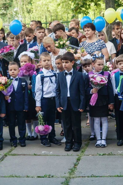 Ukraine.Kiev - 1 Eylül 2016. Birinci sınıf öğrencileri ve diğer studen