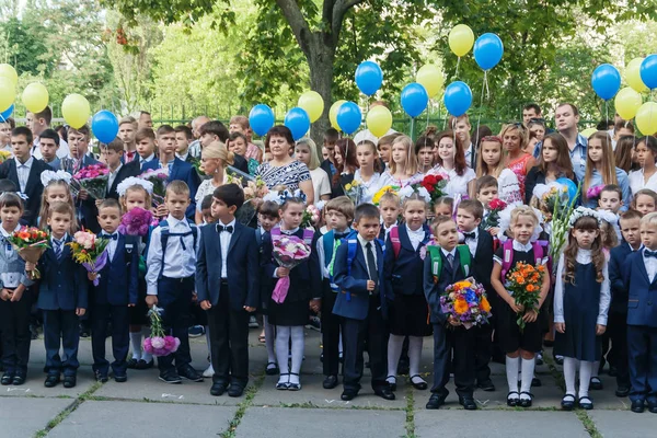 Ukraine.Kiev - 1 Eylül 2016. Birinci sınıf öğrencileri ve diğer studen