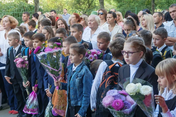 Ukraine.Kiev - September 1, 2016. First-graders and other studen — Stock Photo, Image