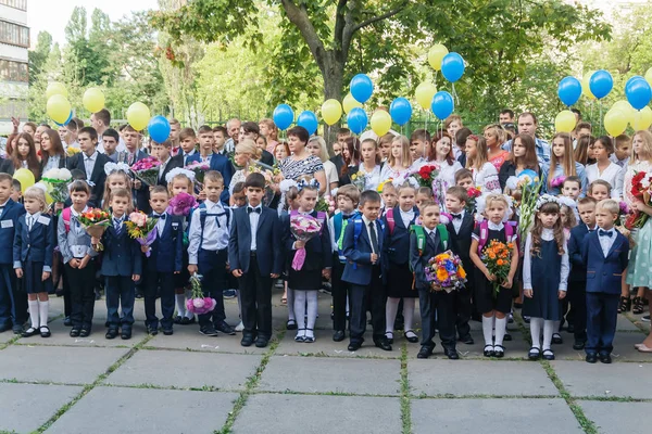 Ukraine.Kiev - 1 Eylül 2016. Birinci sınıf öğrencileri ve diğer studen